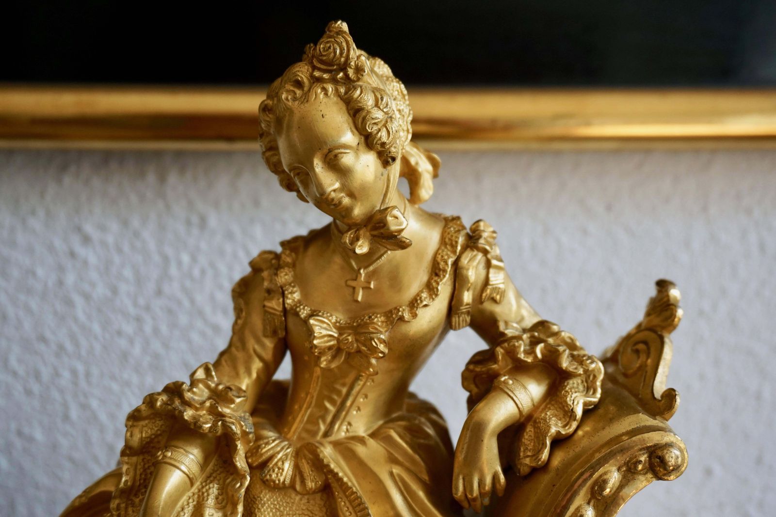 photo vinterior Very Fine And Elegant Fire, Gilt Bronze Mantle Clock In The Romantic Taste