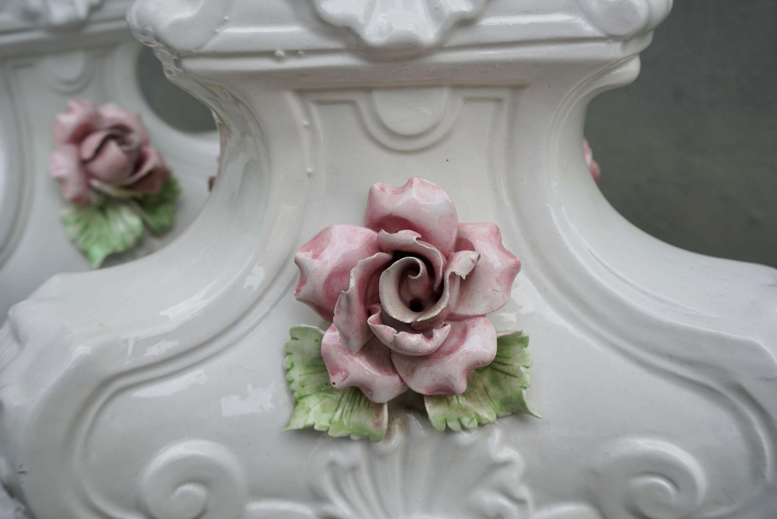 2850.0 Pair Of Midcentury Italian Rococo Style White Porcelain Lamps photo