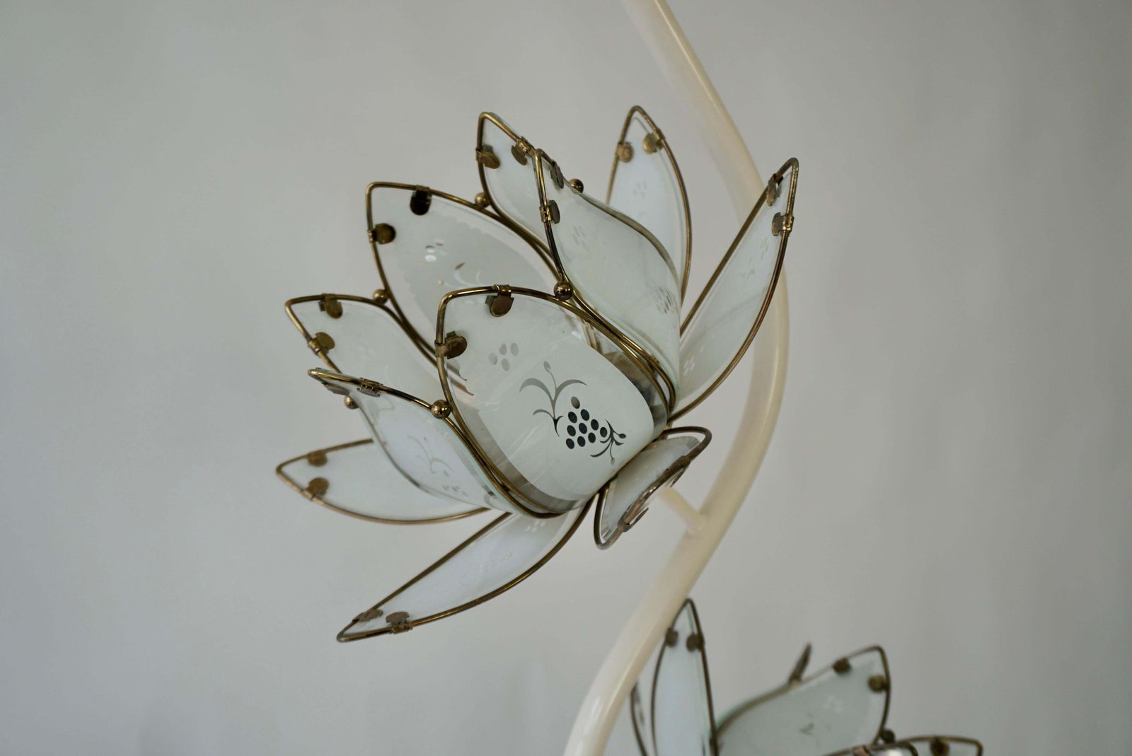 photo vinterior Mid Century Modern Vintage Hollywood Regency White Glass Lotus Flower Floor Lamp
