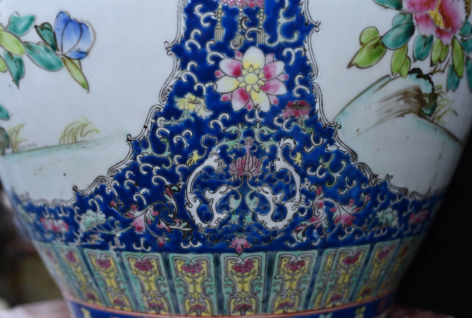 photo furniture Ming Porcelain Vase Chinese Shanping Temple Urn