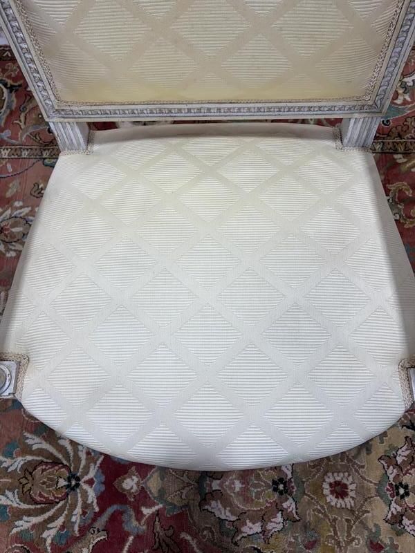 Paire De Fauteuils De Style Louis XVI En Bois Patiné photo vintage