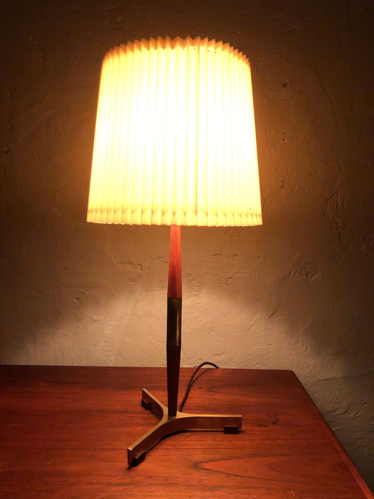 photo vinterior Midcentury Jo Hammerborg President Table Lamp For Fog & Mørup In Teak And Brass