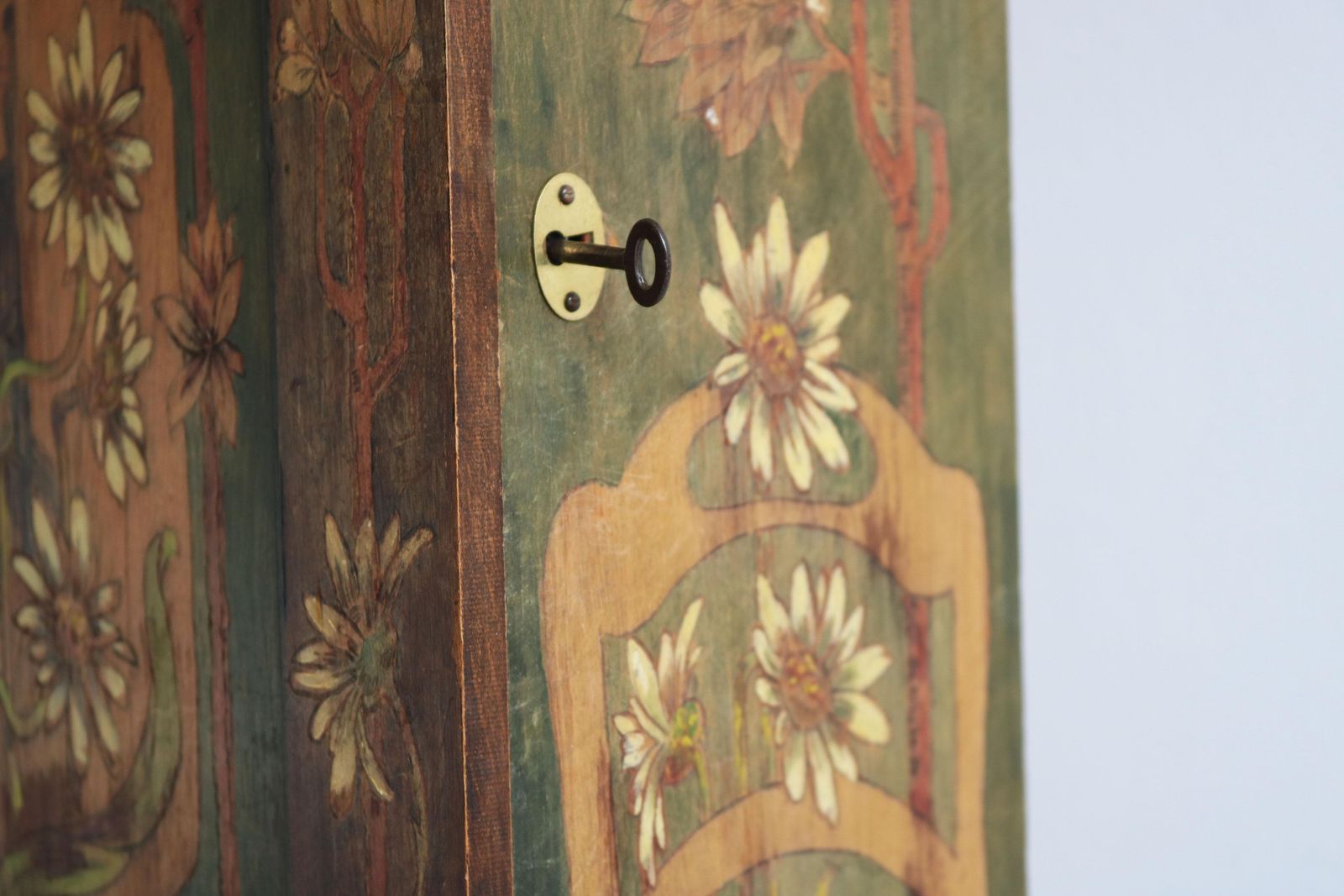 Frans Art Nouveau Wandkastje / Hangkastje Toegeschreven Aan Alphonse Mucha, 1900, Hout photo Meubels