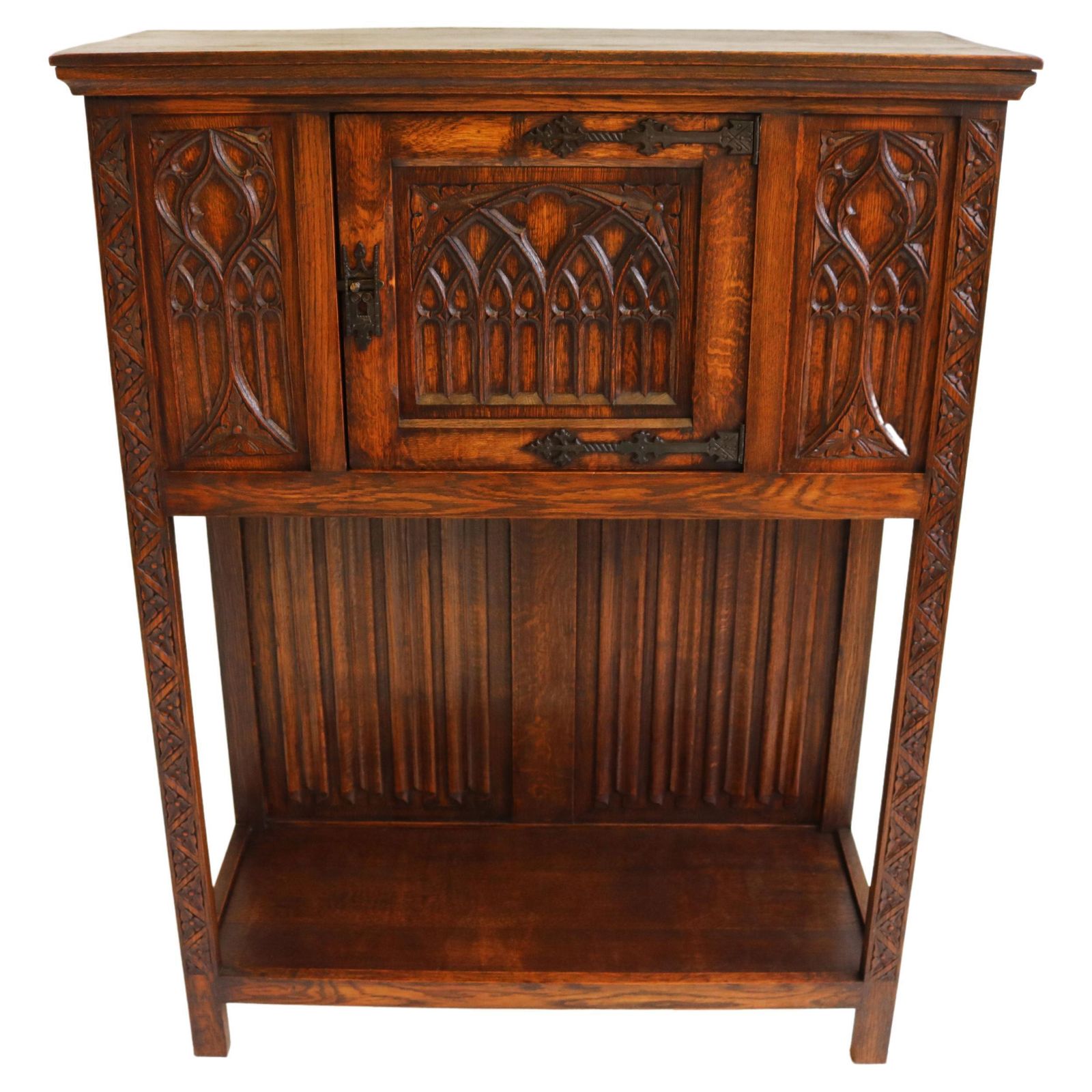 Antieke Gothic Revival Eiken Gesneden Droogbar / Drankenkast Met Kerkramen En Bogen