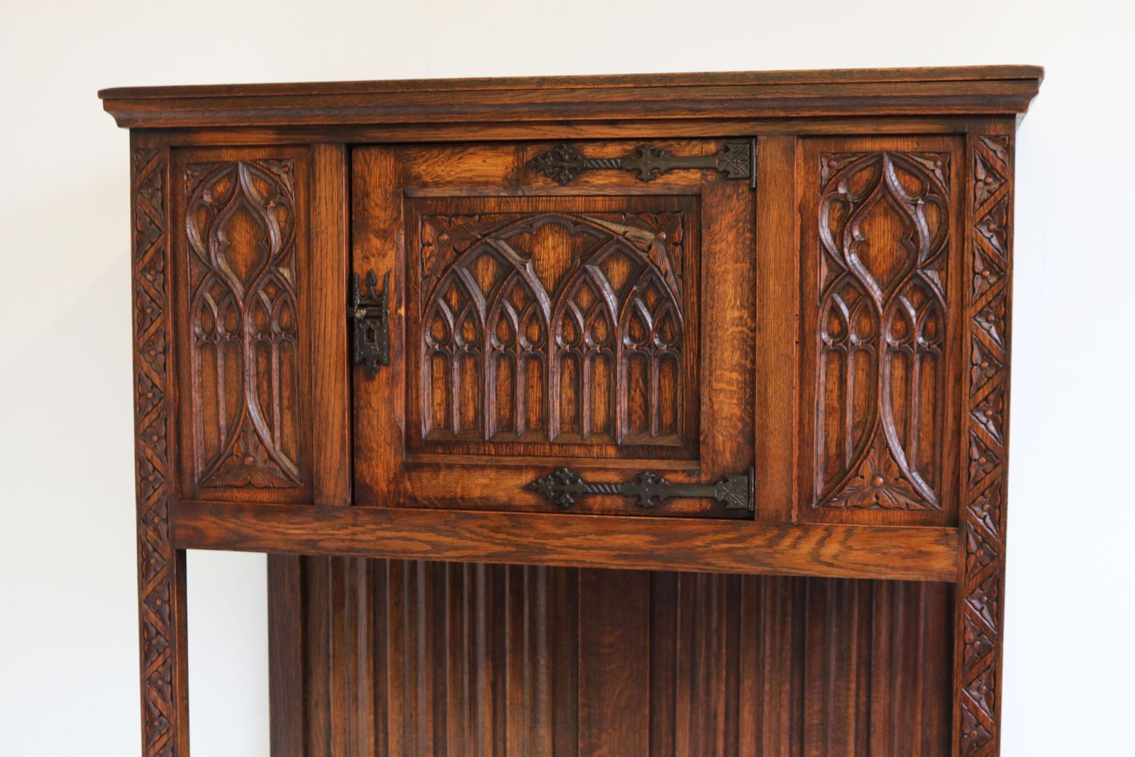 Antieke Gothic Revival Eiken Gesneden Droogbar / Drankenkast Met Kerkramen En Bogen photo furniture