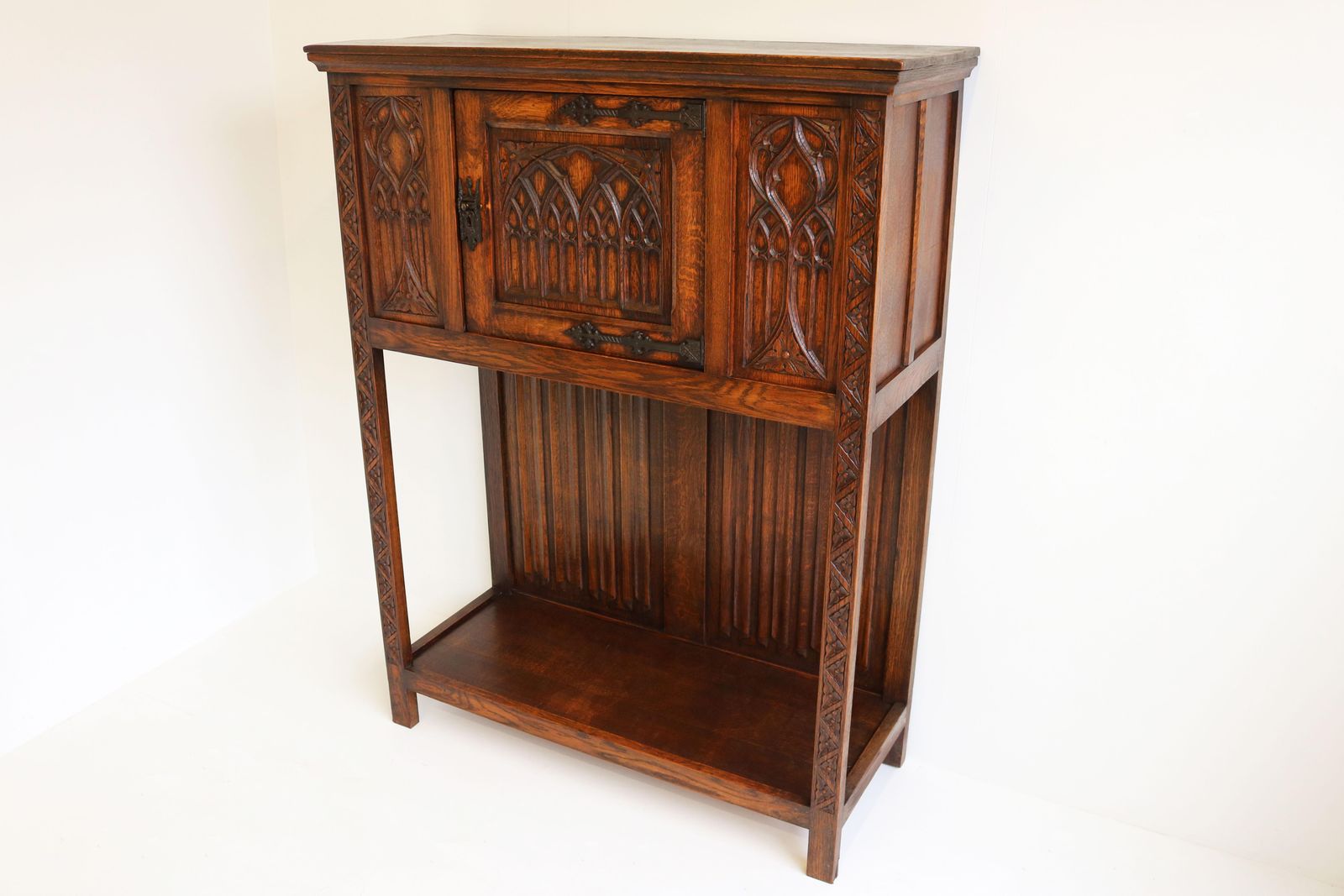 Antieke Gothic Revival Eiken Gesneden Droogbar / Drankenkast Met Kerkramen En Bogen photo Meubels