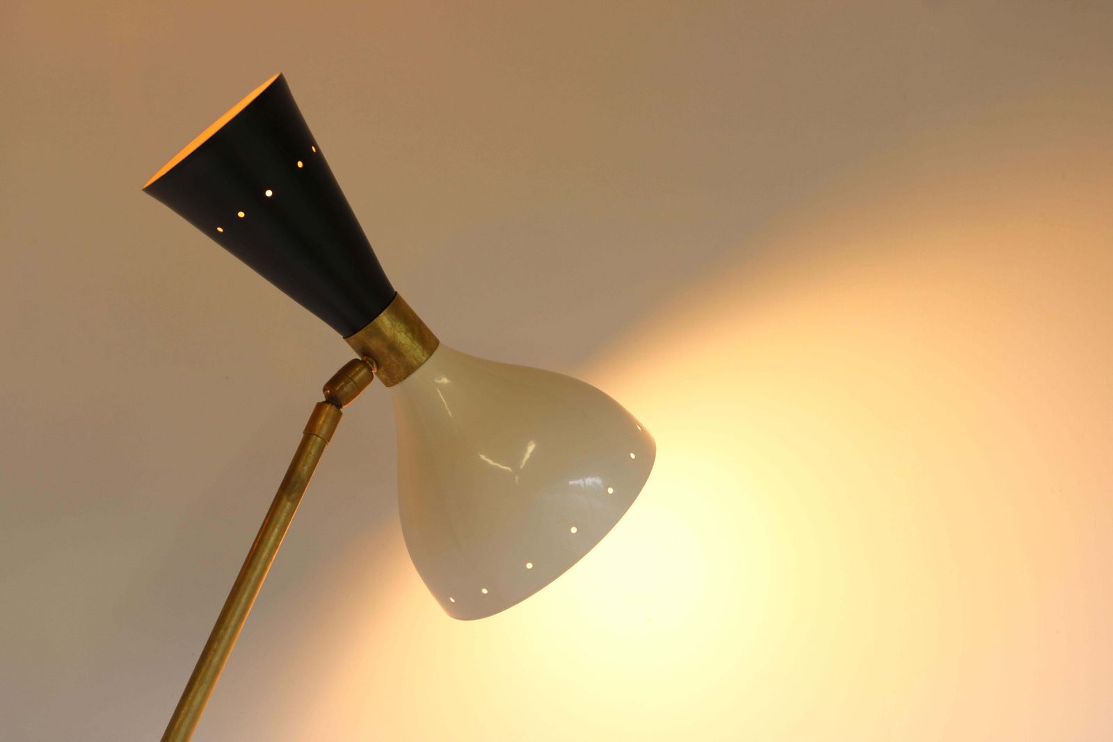 photo vintage Mid Century Italiaans Minimalistisch Design Vloerlamp – Messing – 1950 – Zwart Wit – Driepoot
