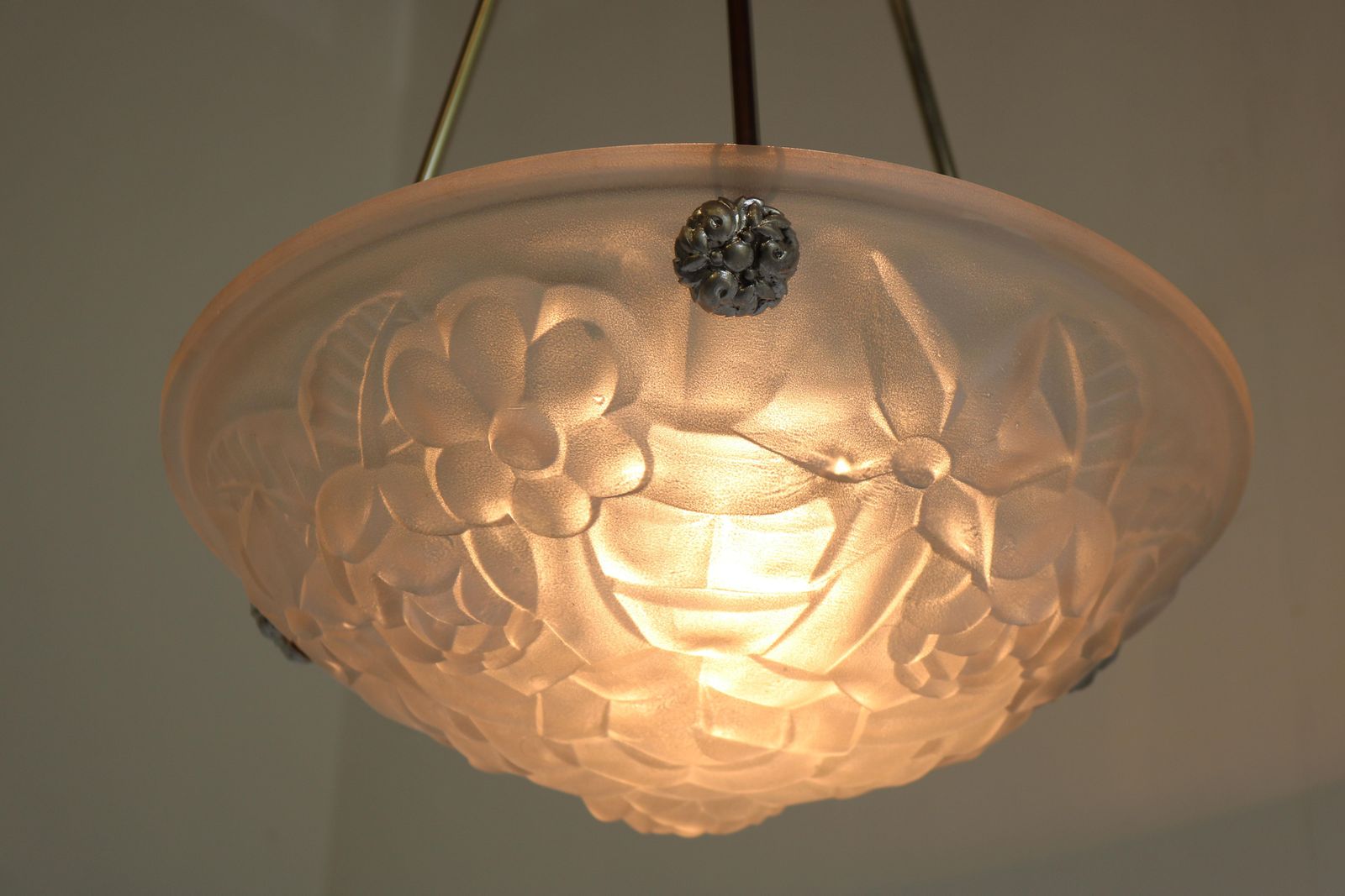 photo for sale Art Deco Hanglamp / Kroonluchter Van David Gueron Degue, 1930, Bloemmotieven, Matglas