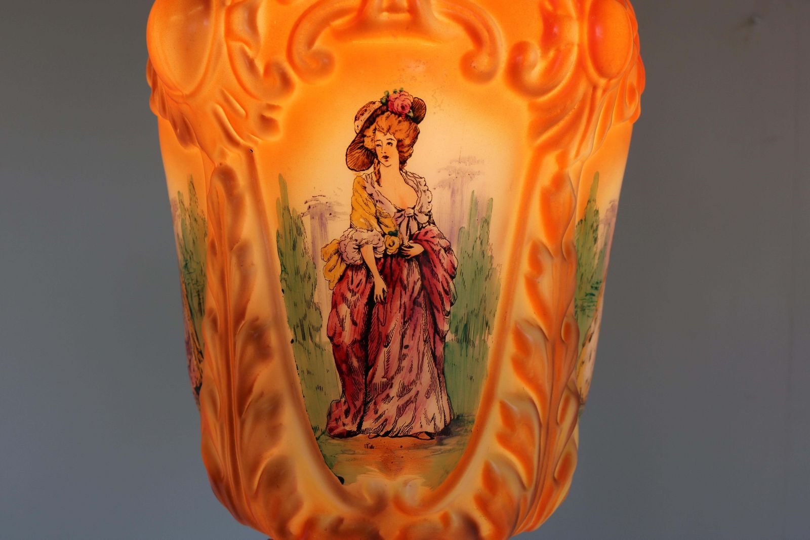 photo furniture Antieke Franse Handgeschilderde Opaline Hanglamp, Ca. 1910 – Victoriaanse/Renaissance Stijl