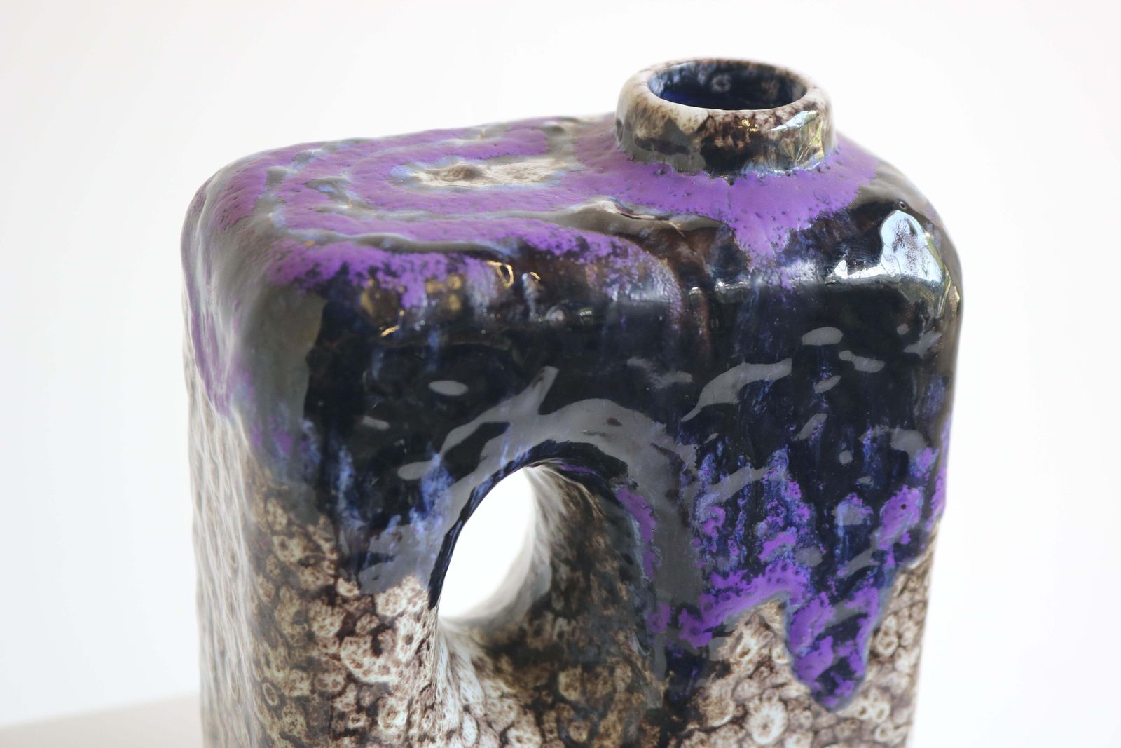 Modernistisch Fat Lava Keramiek – Paars, Zwart En Wit Vierkant Vaasje Van Marei Keramik, Jaren 1970 photo vinterior