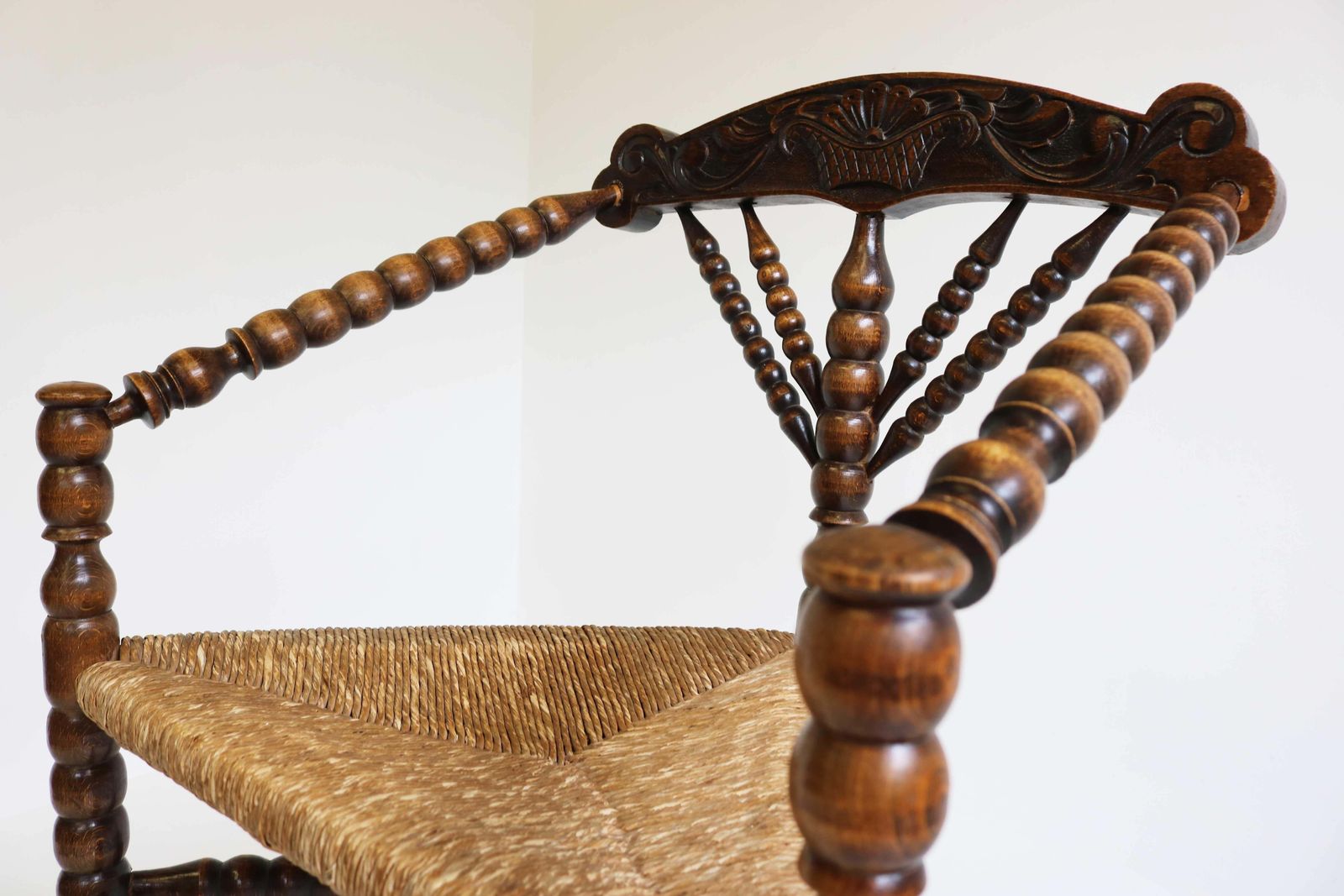 photo furniture Antieke Nederlandse Driehoekige Gedraaide Spijlstoel Met Biezen Zitting