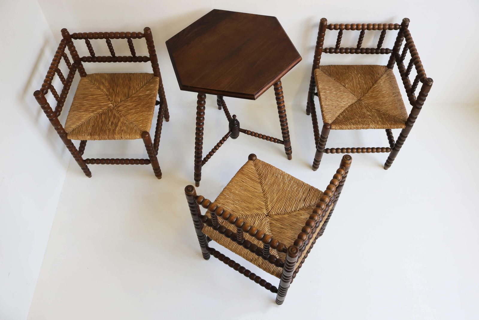 Antieke Set – Drie Eiken Hoekstoelen Met Biezen Zitting, Bobbin Details En Bijzettafel photo furniture