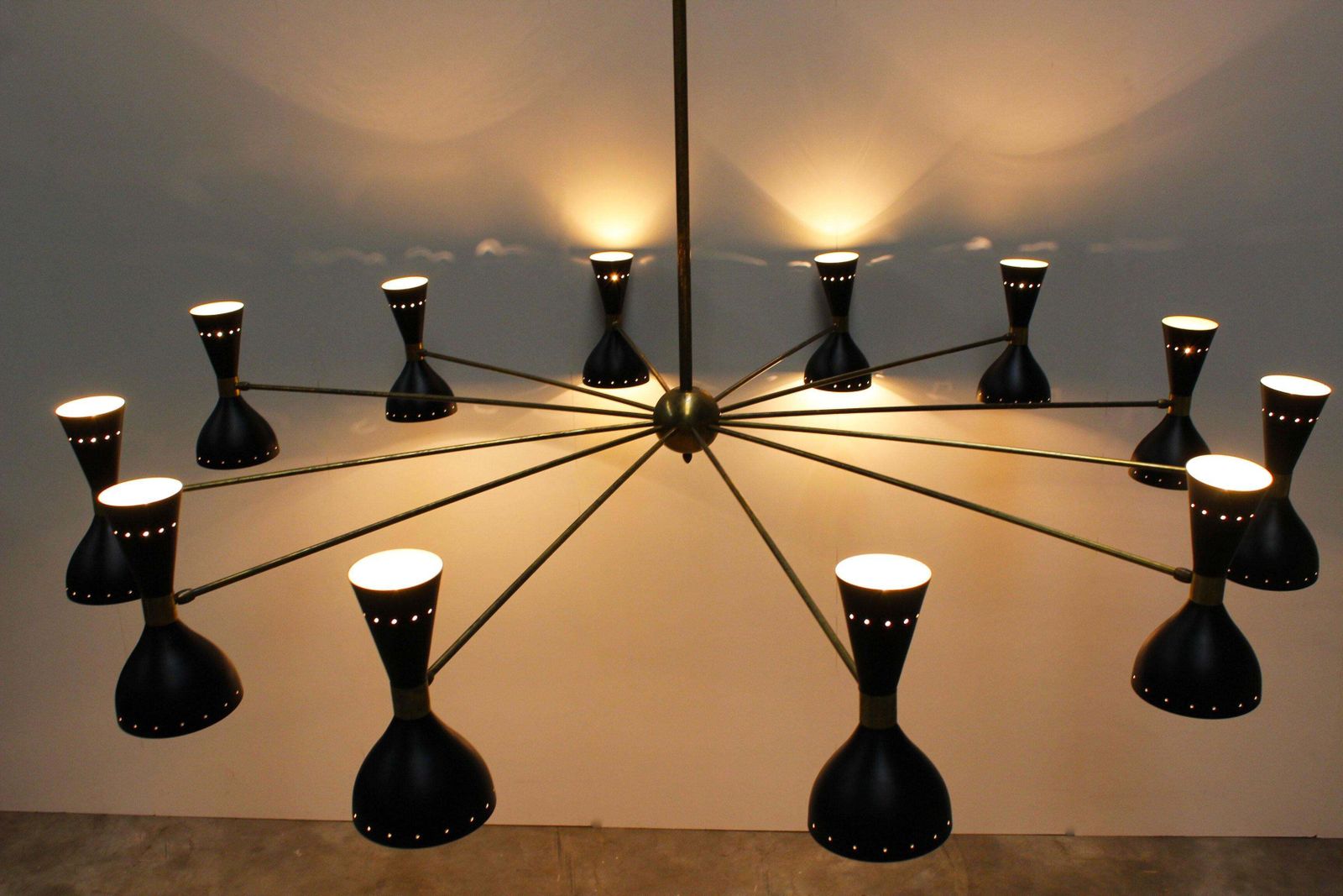 Grote Mid Century Design Italiaanse Kroonluchter, Ca. Jaren 1950, Stilnovo, Zwart/Goud photo vinterior