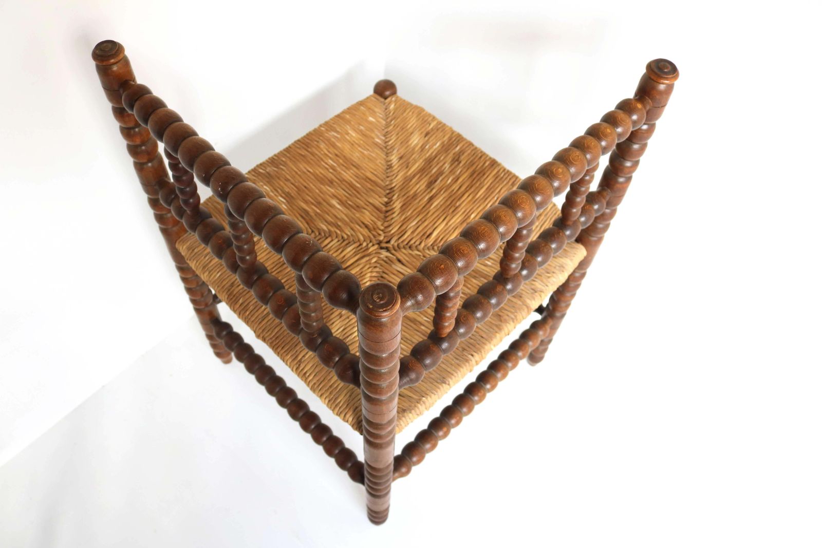 photo for sale Antieke Set – Drie Eiken Hoekstoelen Met Biezen Zitting, Bobbin Details En Bijzettafel