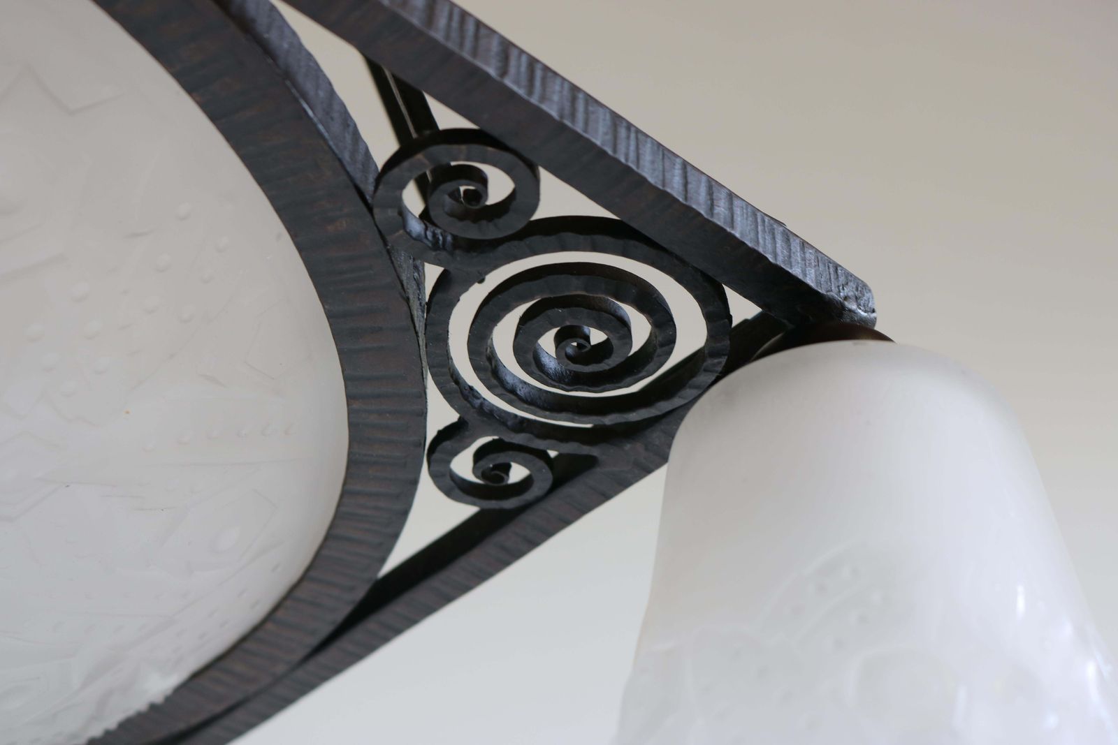 photo furniture Antieke Franse Art Deco Hanglamp Van Muller Frères – Smeedijzer, Geometrisch, 1930