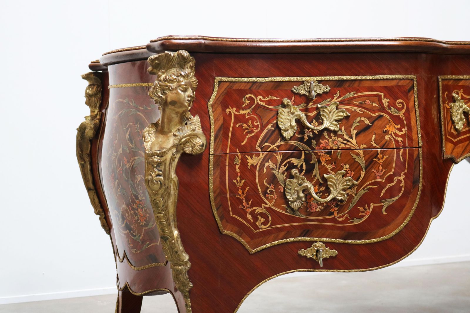 Rond Italiaans Directiebureau In Louis XV Stijl Met Marketeriewerk En Brons, Ca. 1950 photo for sale