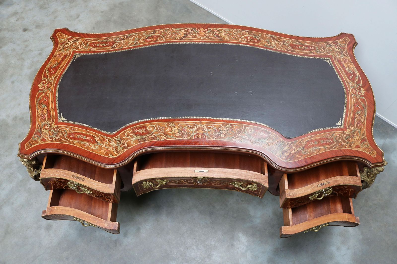 11848.0 Rond Italiaans Directiebureau In Louis XV Stijl Met Marketeriewerk En Brons, Ca. 1950 photo