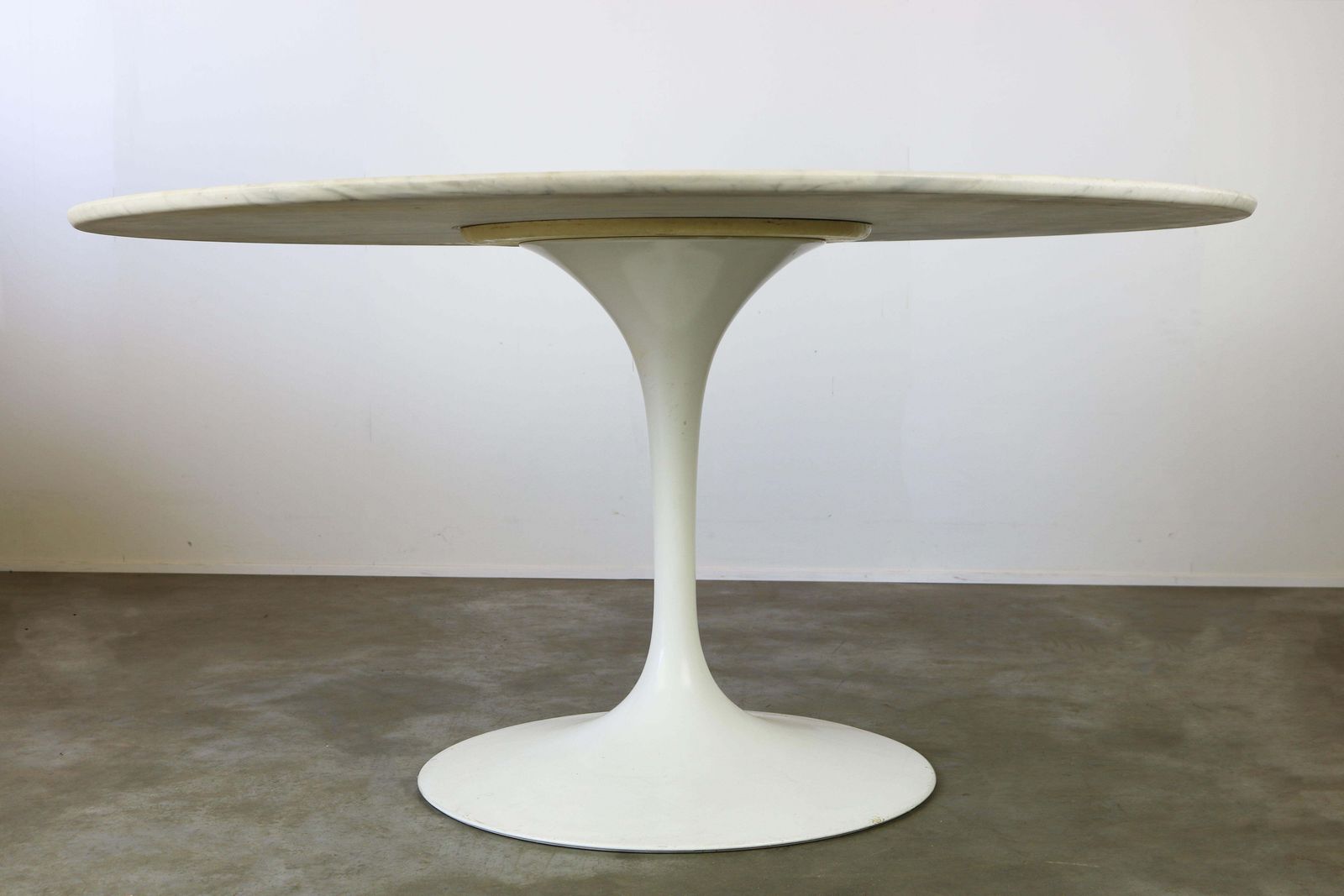 Meubels Knoll Tulip Eetkamerset Van Eero Saarinen, Jaren 1960 – Grote Marmeren Tafel Met Fauteuils photo