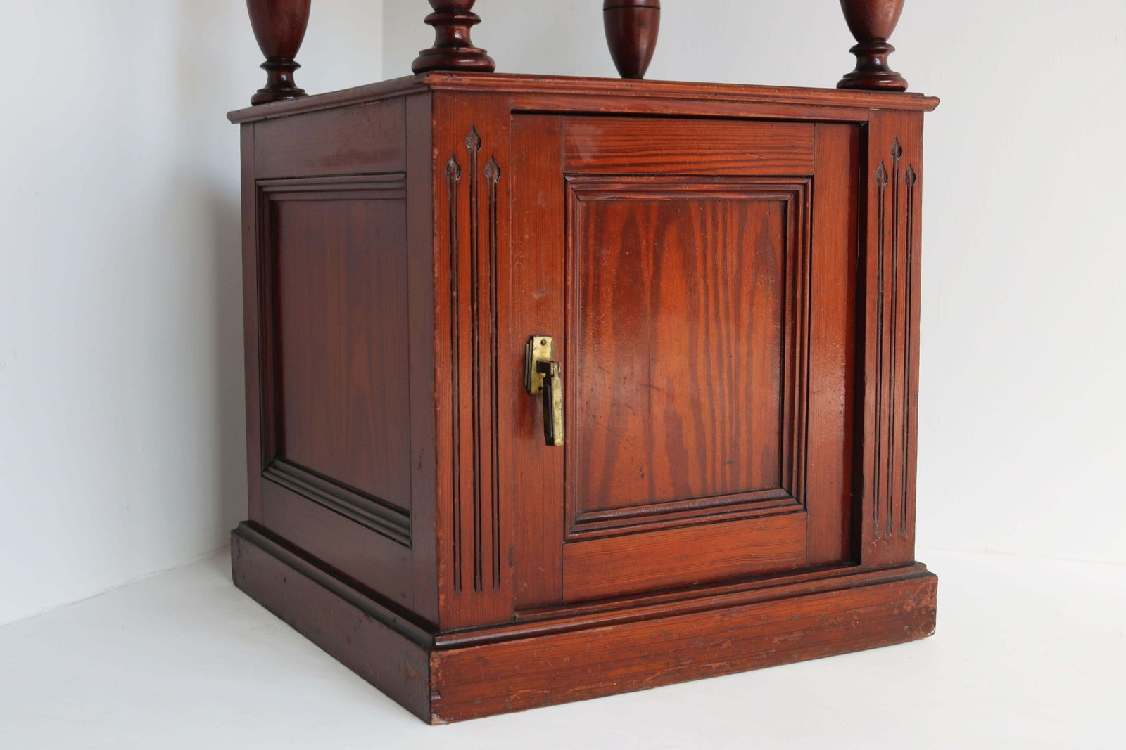 Antiek Frans Nachtkastje / Bedside Table Van Pitchpine Met Belgisch Rood Marmeren Blad, Ca. 1900 photo vintage