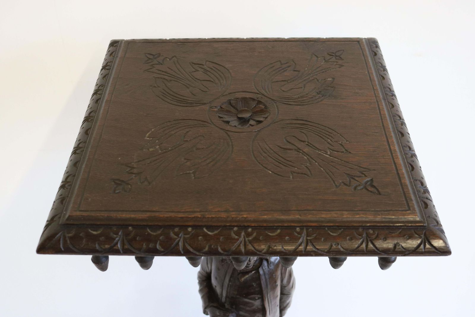 photo furniture Antieke Franse Bretonse Sokkelttafel – 19e Eeuw – Figuurlijk Gesneden Eiken