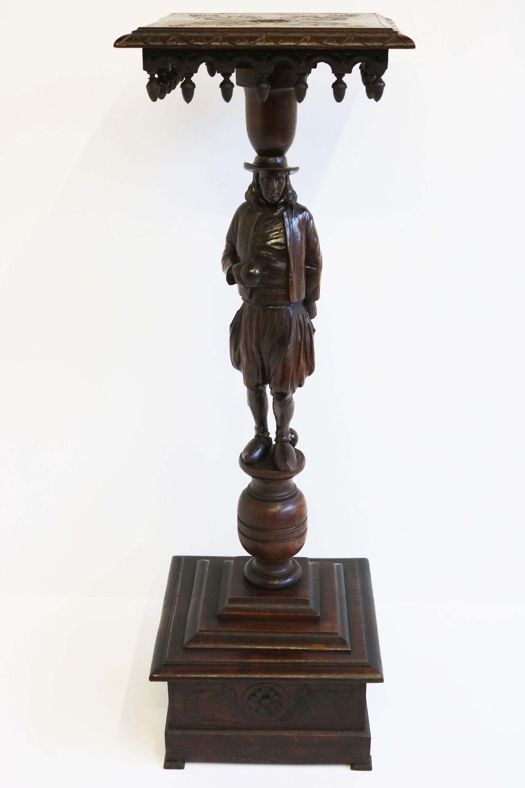 1702.0 Antieke Franse Bretonse Sokkelttafel – 19e Eeuw – Figuurlijk Gesneden Eiken photo