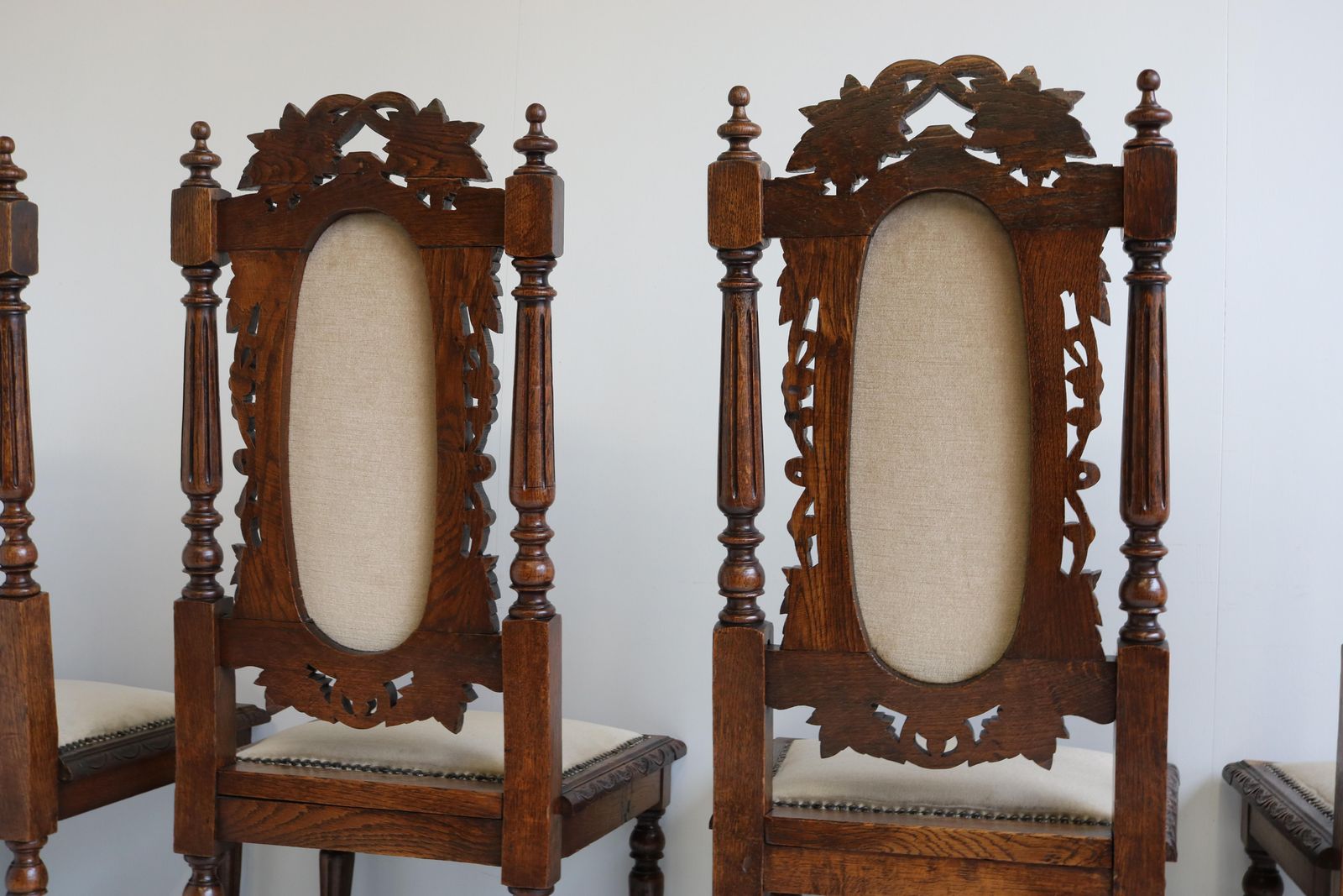 photo furniture Set Van 4 Franse Renaissance Revival Jachtstoelen, Gesneden Eiken, Black Forest