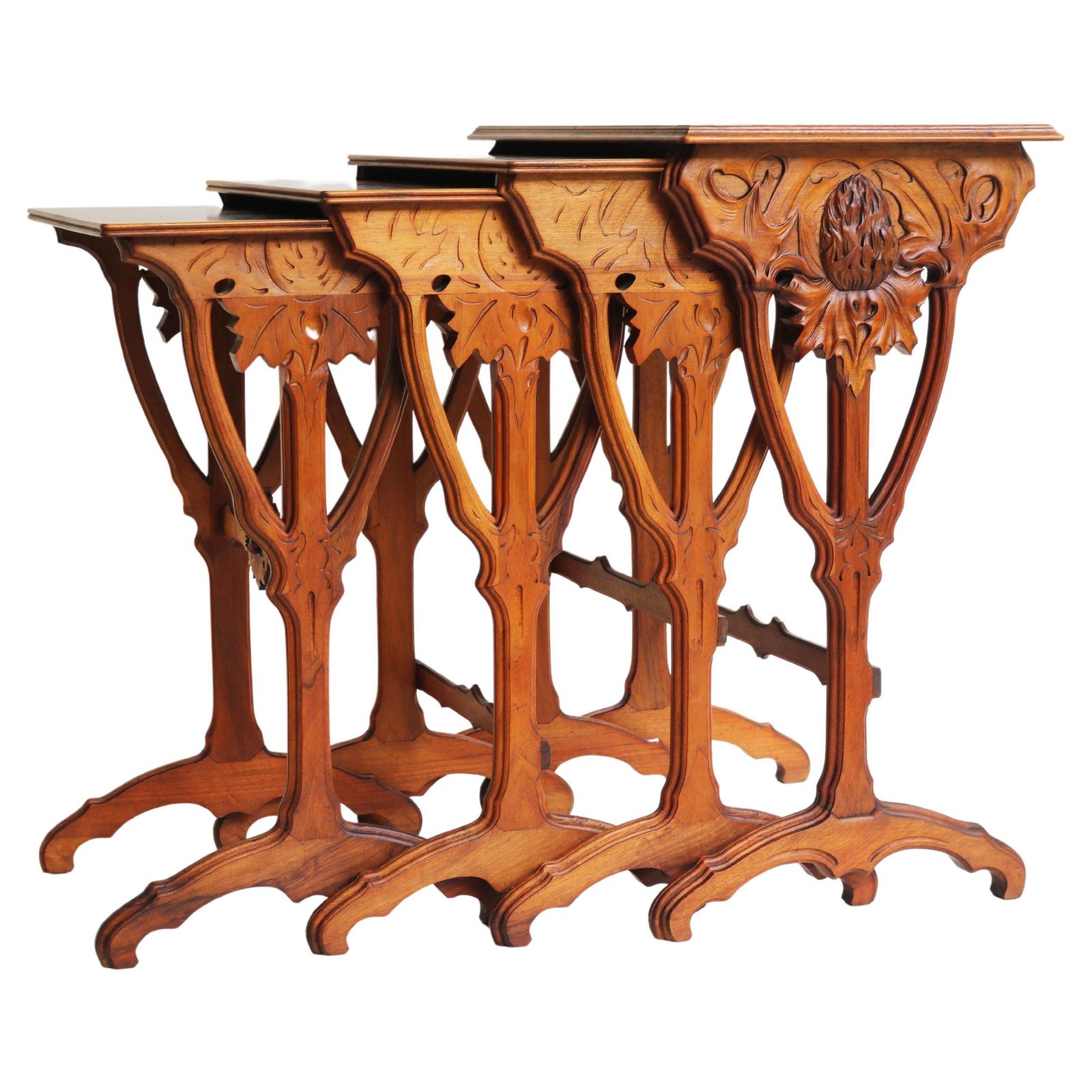 Uitzonderlijke Set Art Nouveau Bijzettafels (Nesteltafels) Van Emile Gallé – 'Thistle', 1905, Walnoot