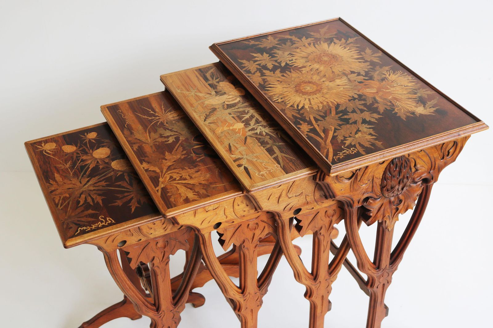 Uitzonderlijke Set Art Nouveau Bijzettafels (Nesteltafels) Van Emile Gallé – 'Thistle', 1905, Walnoot photo furniture