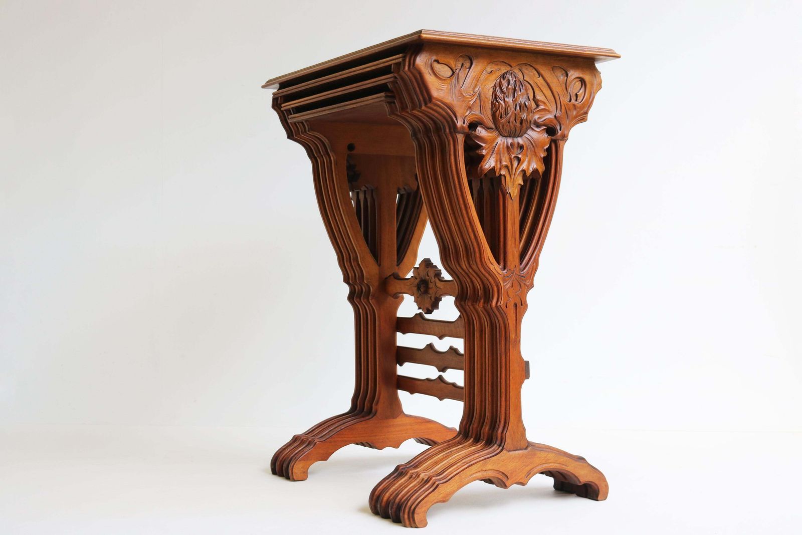 Uitzonderlijke Set Art Nouveau Bijzettafels (Nesteltafels) Van Emile Gallé – 'Thistle', 1905, Walnoot photo for sale