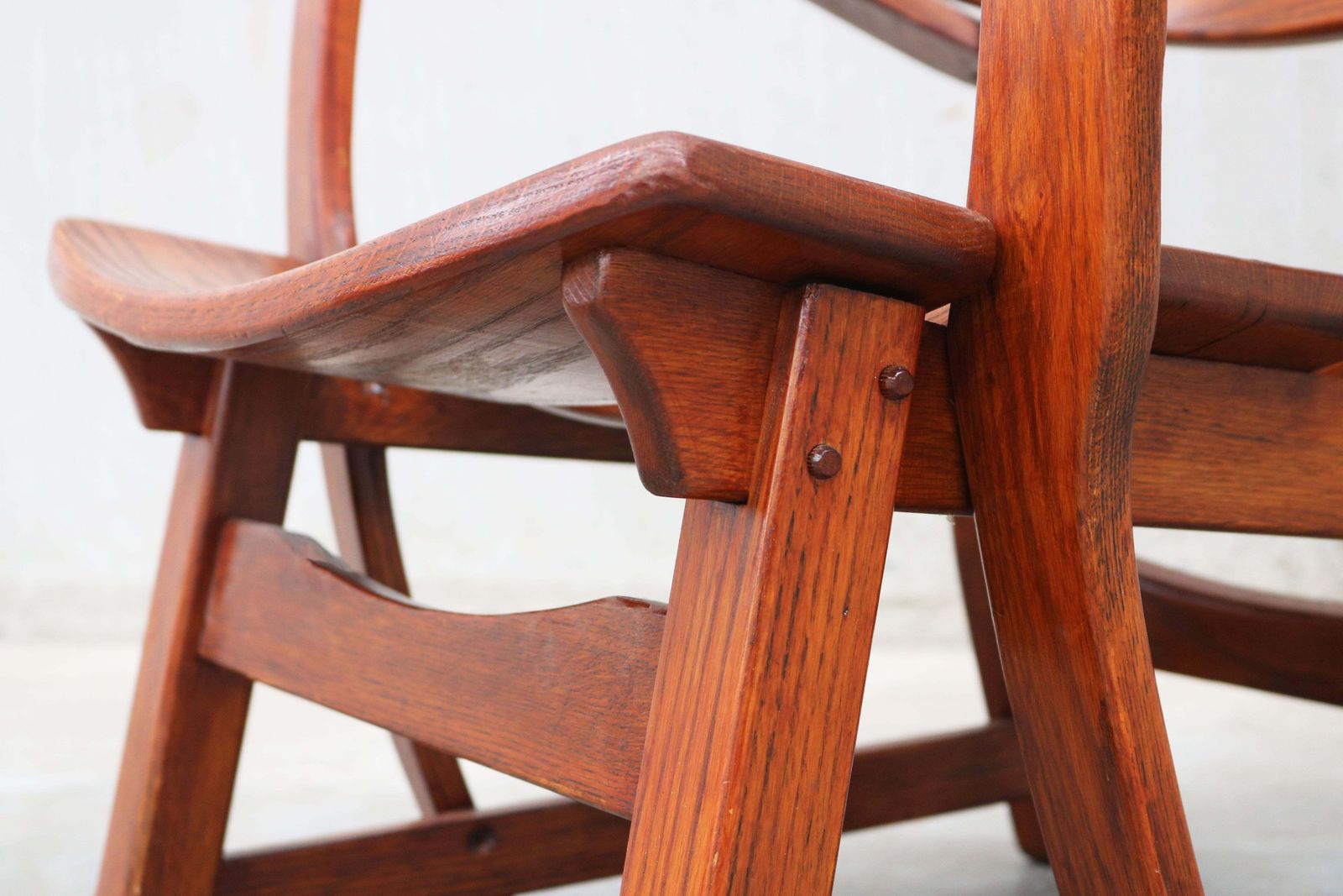 photo furniture Paar Lage Mid Century Design Brutalist Fauteuils In Massief Eiken