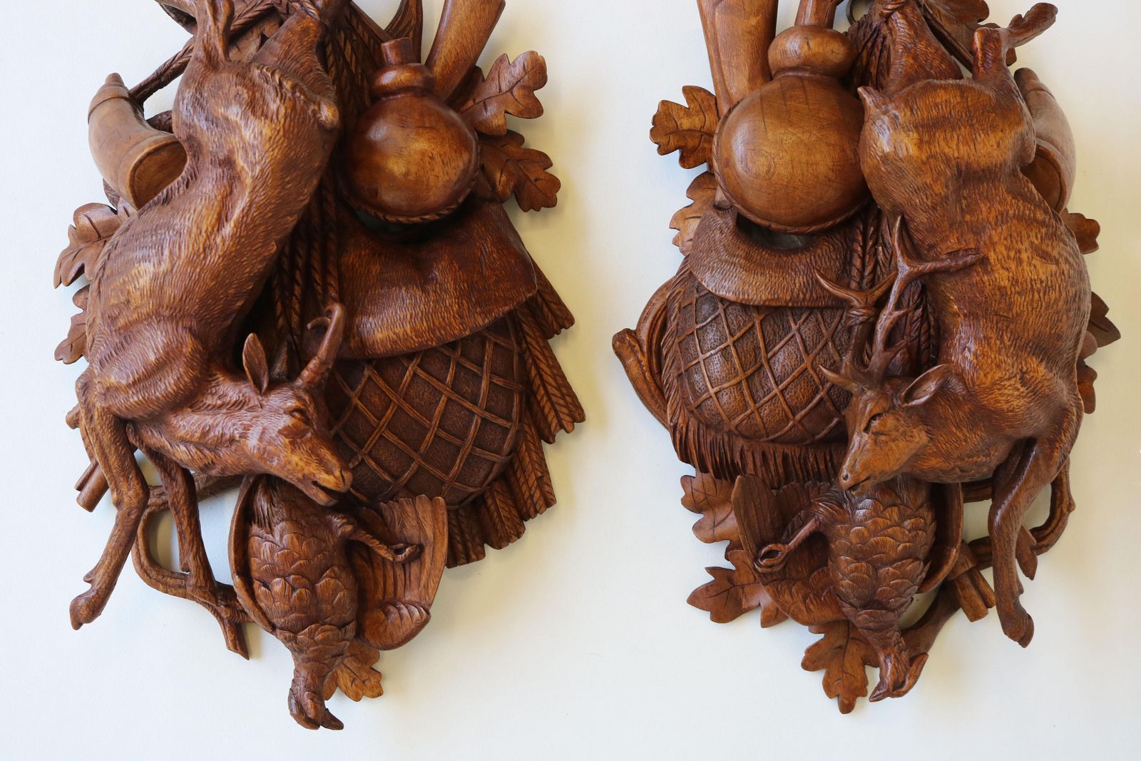 Paar 19e Eeuwse Zwitserse Gesneden Black Forest Trofeeplaques – Jachttafereel Met Hert En Hinde photo furniture