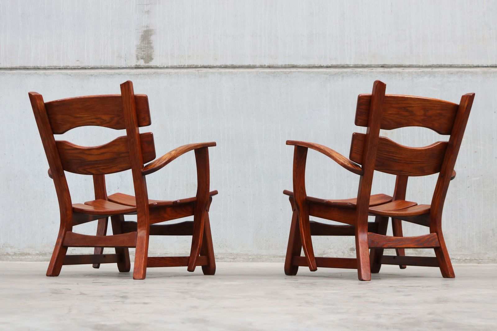 2942.0 Paar Lage Mid Century Design Brutalist Fauteuils In Massief Eiken photo