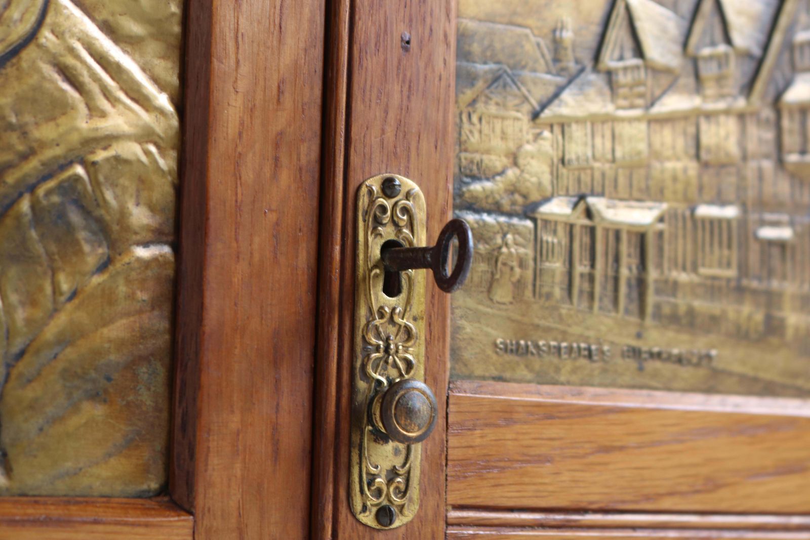 photo furniture English Arts And Crafts Wall Cabinet Brass Oak Shakespeare 1910 Tobacco / Pipe