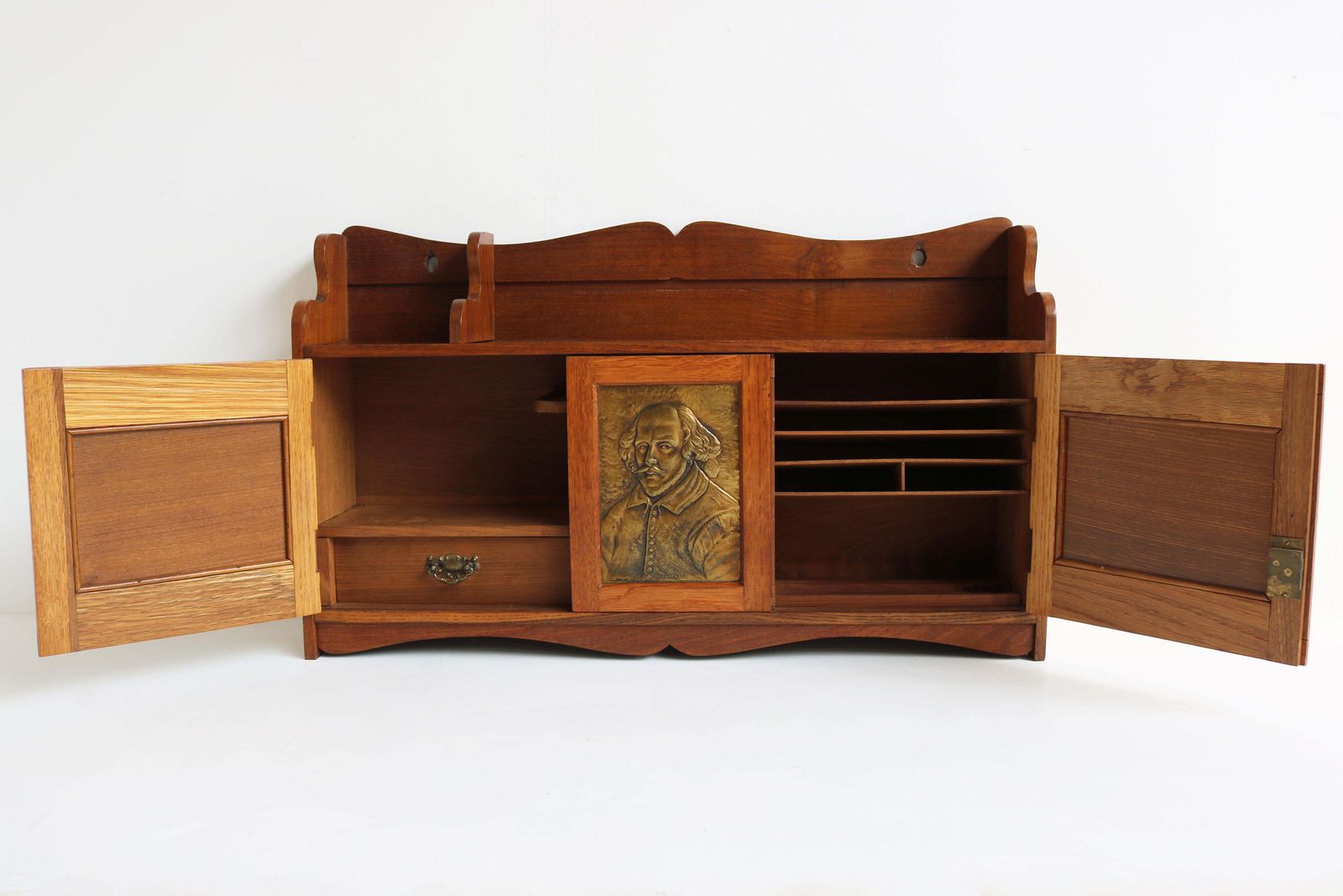 Meubels Engels Arts & Crafts Wandkastje Met Messing En Eiken – Shakespeare – 1910 – Tabak/Pijp photo