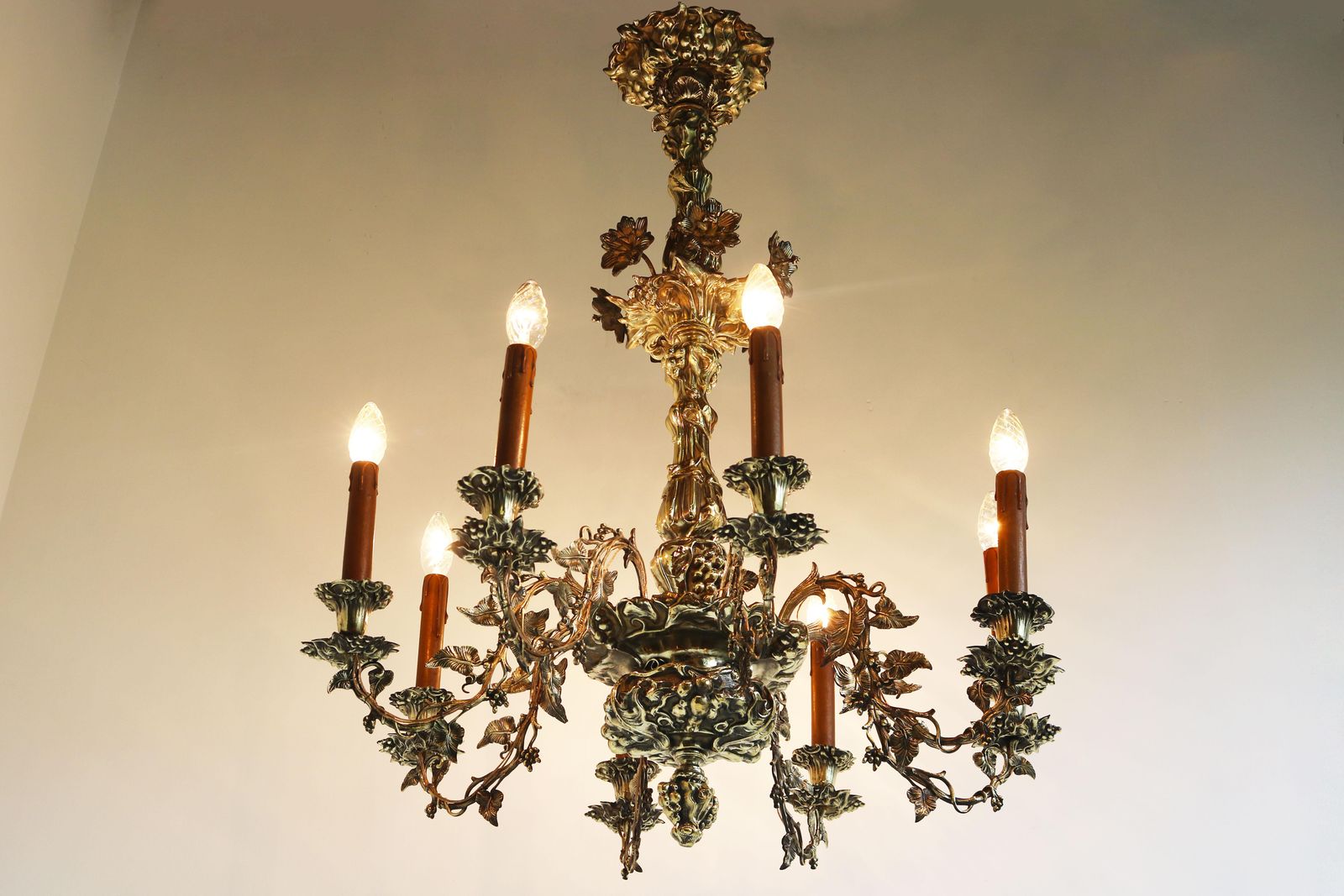 photo vinterior French Art Nouveau Hammered Brass Chandelier 1890 Antique 8 Lights Gold Floral