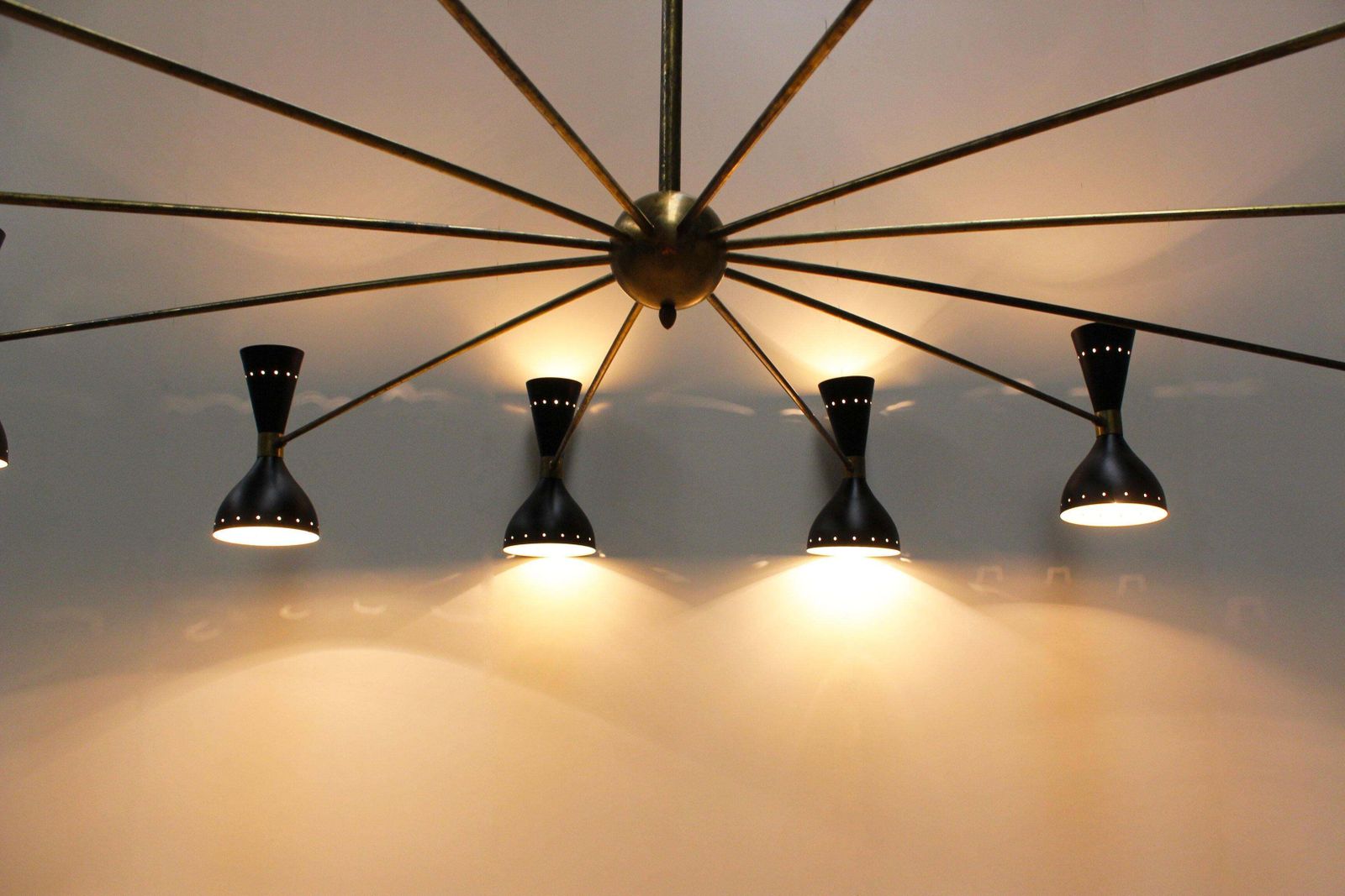 Paar Grote Minimalistische Italiaanse Design Kroonluchters Ca. Jaren 1950, Messing, Stilnovo Stijl photo vinterior