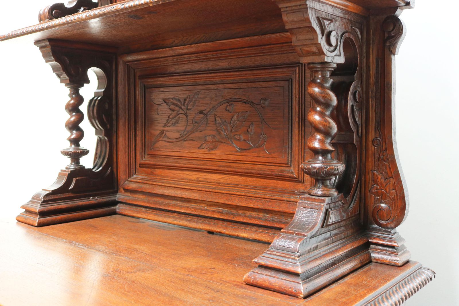 photo furniture Zeldzaam Antiek Frans Jachtkabinet Uit De 19e Eeuw / Black Forest Gedraaide Eiken Kolommen