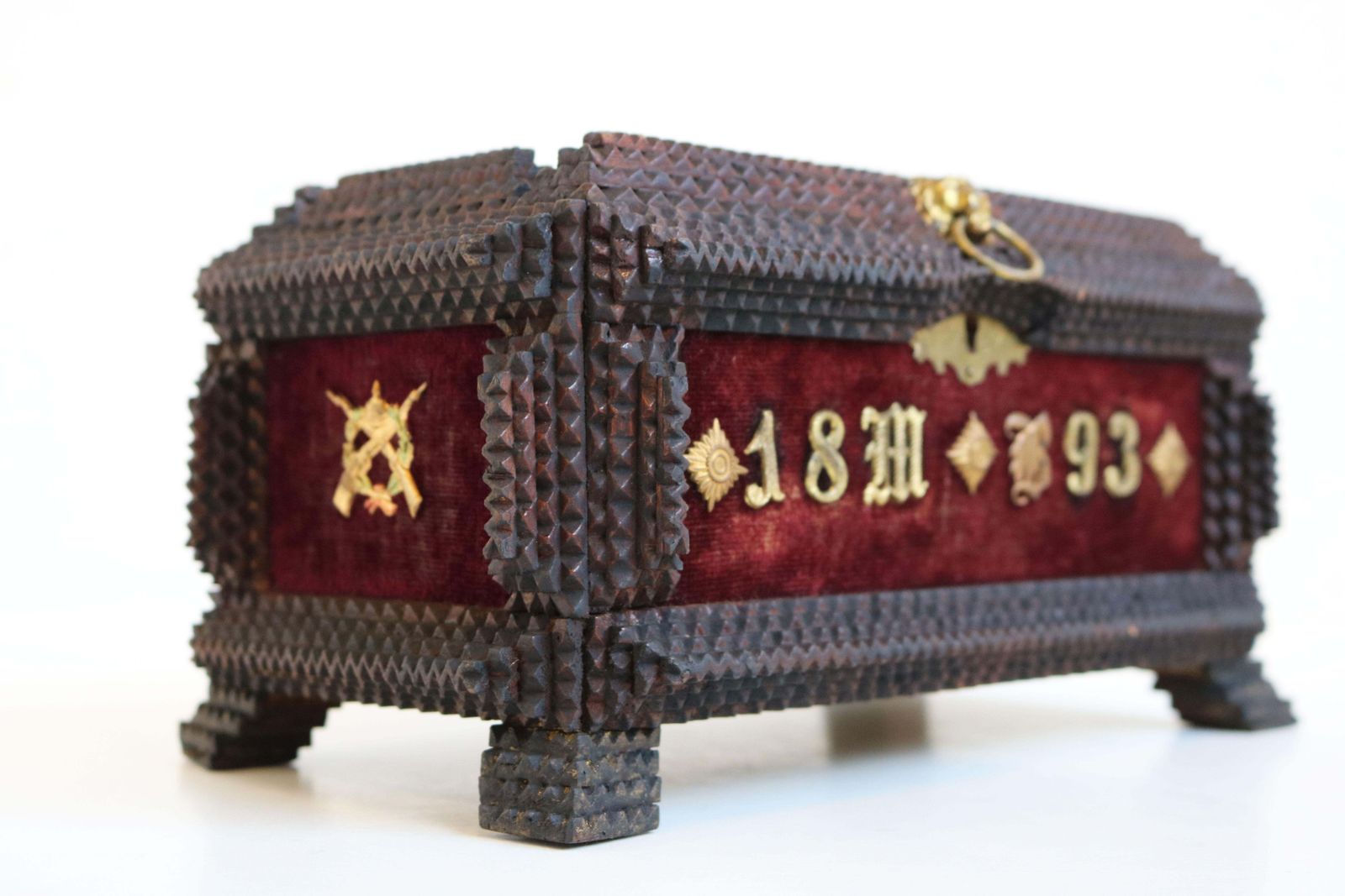 Woonaccessoires Antiek Tramp Art Kistje / Juwelenkistje, Gesneden Messing, 1893, Chip Carving, Oorlogsdecoratie photo