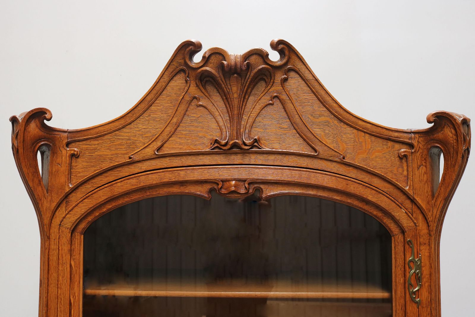 Antiek Frans Art Nouveau Kabinet Door Henri Sauvage, 1900 – Eiken Vitrinekast photo for sale