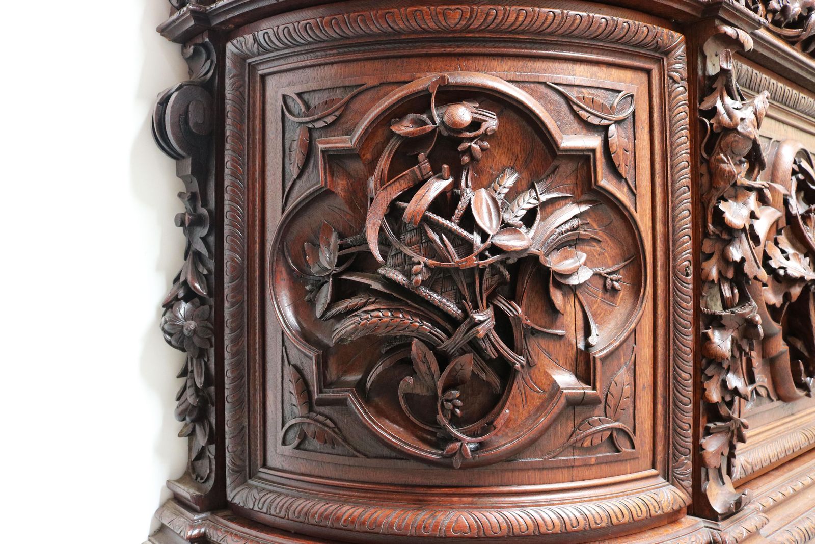 Monumental Hunt Cabinet 19th Century Carved Oak Black Forest French Renaissance photo vinterior