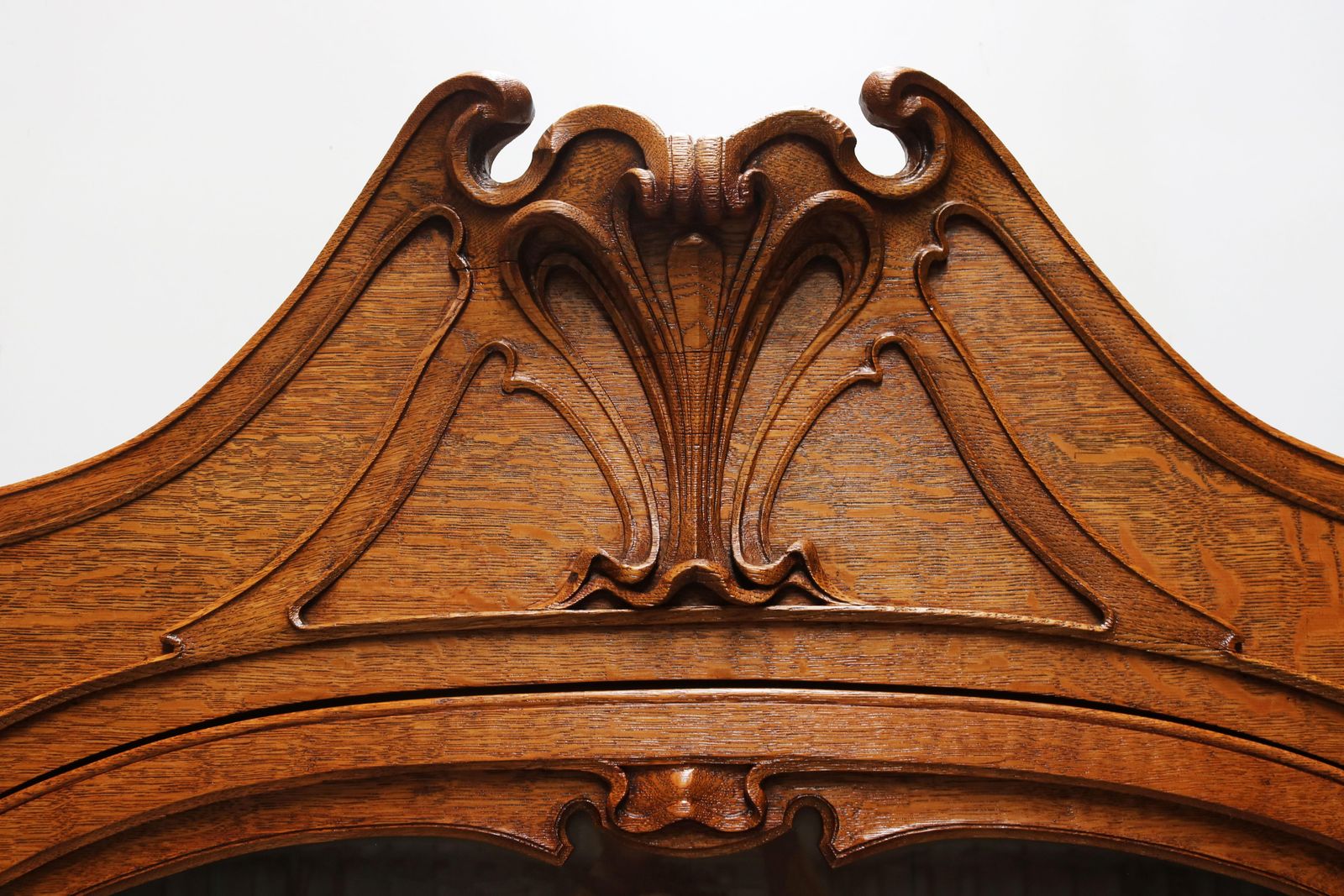 photo for sale Antiek Frans Art Nouveau Kabinet Door Henri Sauvage, 1900 – Eiken Vitrinekast
