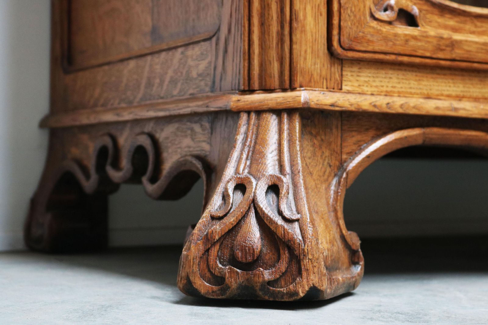 photo vinterior Antiek Frans Art Nouveau Kabinet Door Henri Sauvage, 1900 – Eiken Vitrinekast