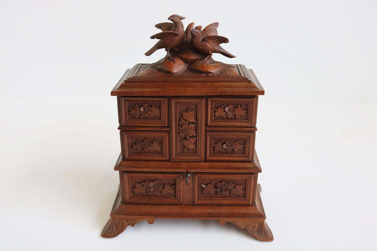 Antiek 19e Eeuws Zwitsers Schwarzwald Sieradenkistje Van Fruitwood Met Gesneden Vogelmotief photo Woonaccessoires