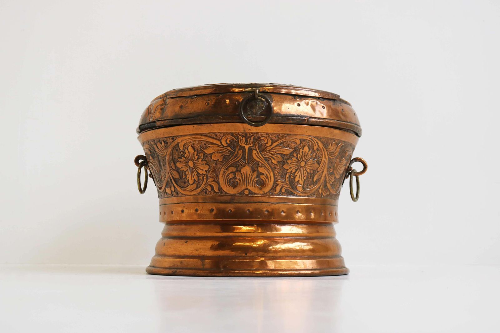 Gedecoreerde Antieke Nederlandse Koperen Schaal / Pot Met Deksel, 18e Eeuw, Gedateerd 1750 photo vintage
