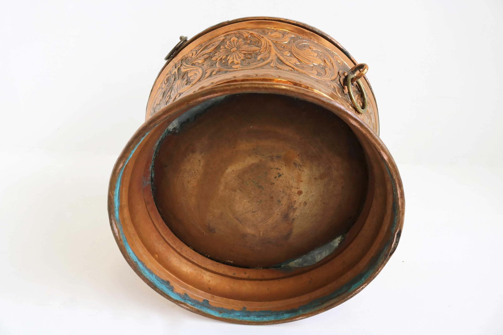 photo vintage Gedecoreerde Antieke Nederlandse Koperen Schaal / Pot Met Deksel, 18e Eeuw, Gedateerd 1750