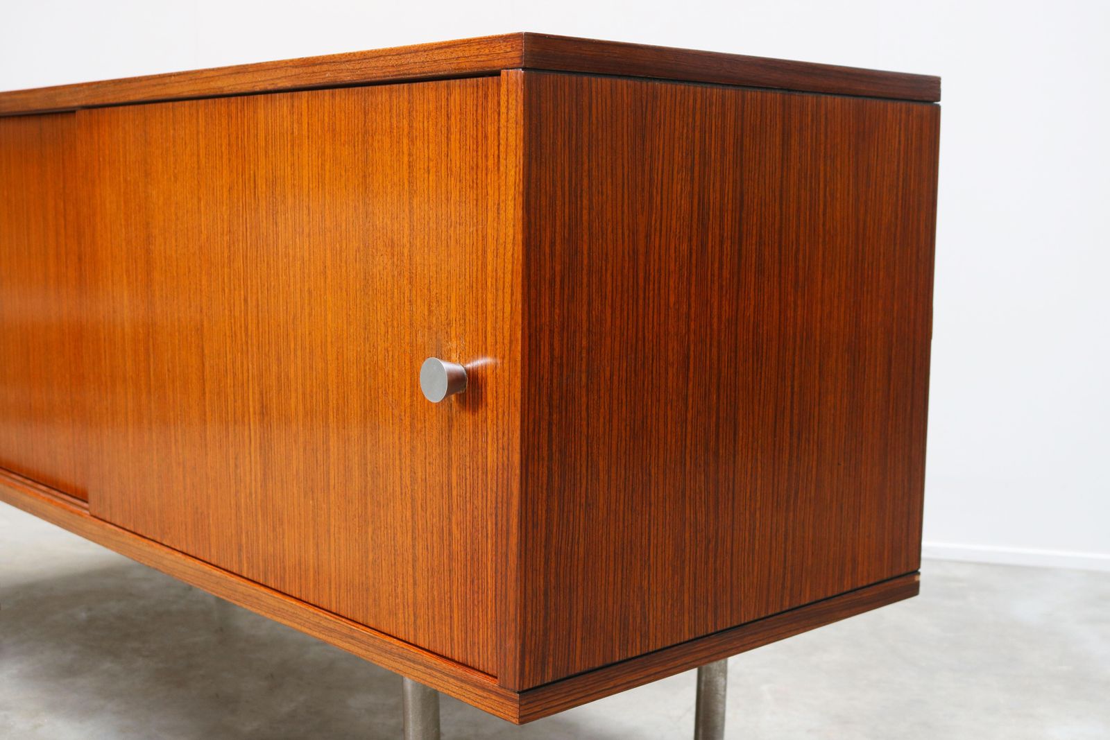 Design Dressoir / Credenza Van Alfred Hendrickx Voor Belform – Chroom Minimalistisch photo furniture