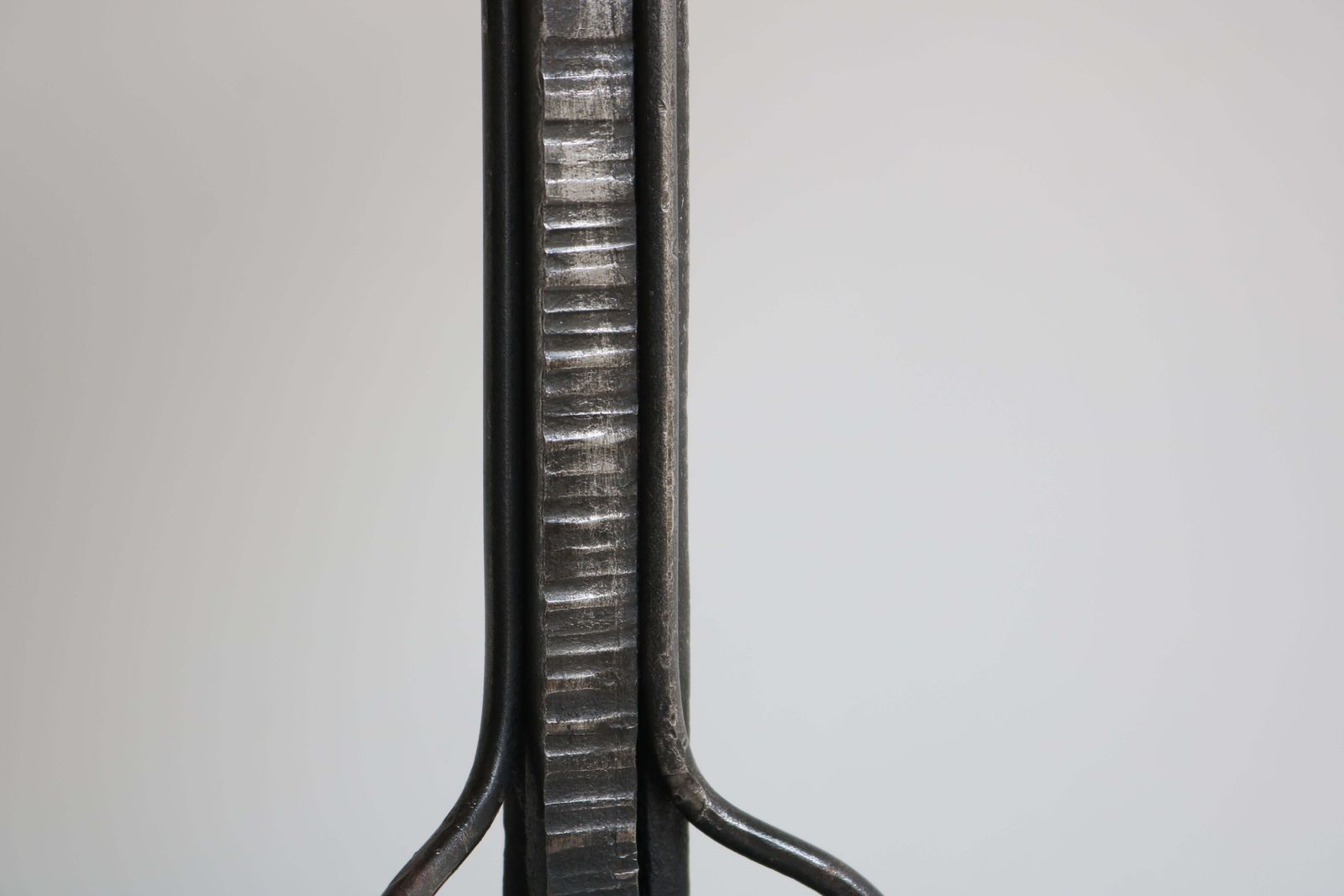 Antiek Art Deco Tafellamp, Ontwerp Van Ezan, 1930, Frankrijk – Smeedijzer En Ijsglas photo vinterior