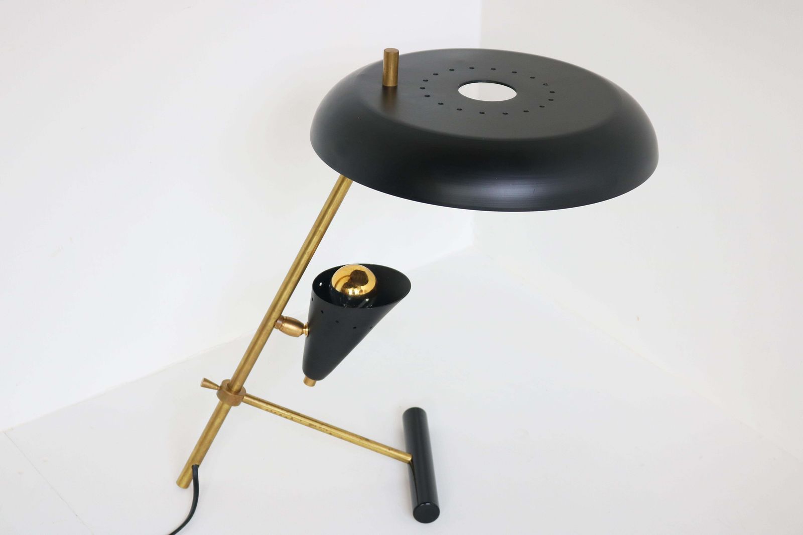 Vintage Design Italian ''Z'' Shaped Desk Lamp Attributed To Stilnovo 1950 Table photo for sale
