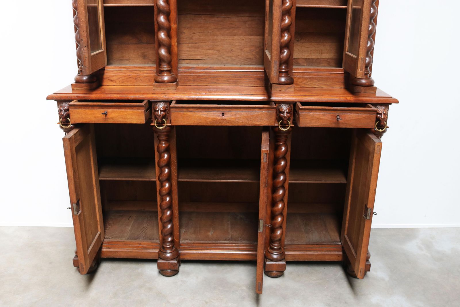 photo vinterior Grote Antieke Franse Renaissance Boekenkast, 19e Eeuw, Gedraaide Eiken Kolommen