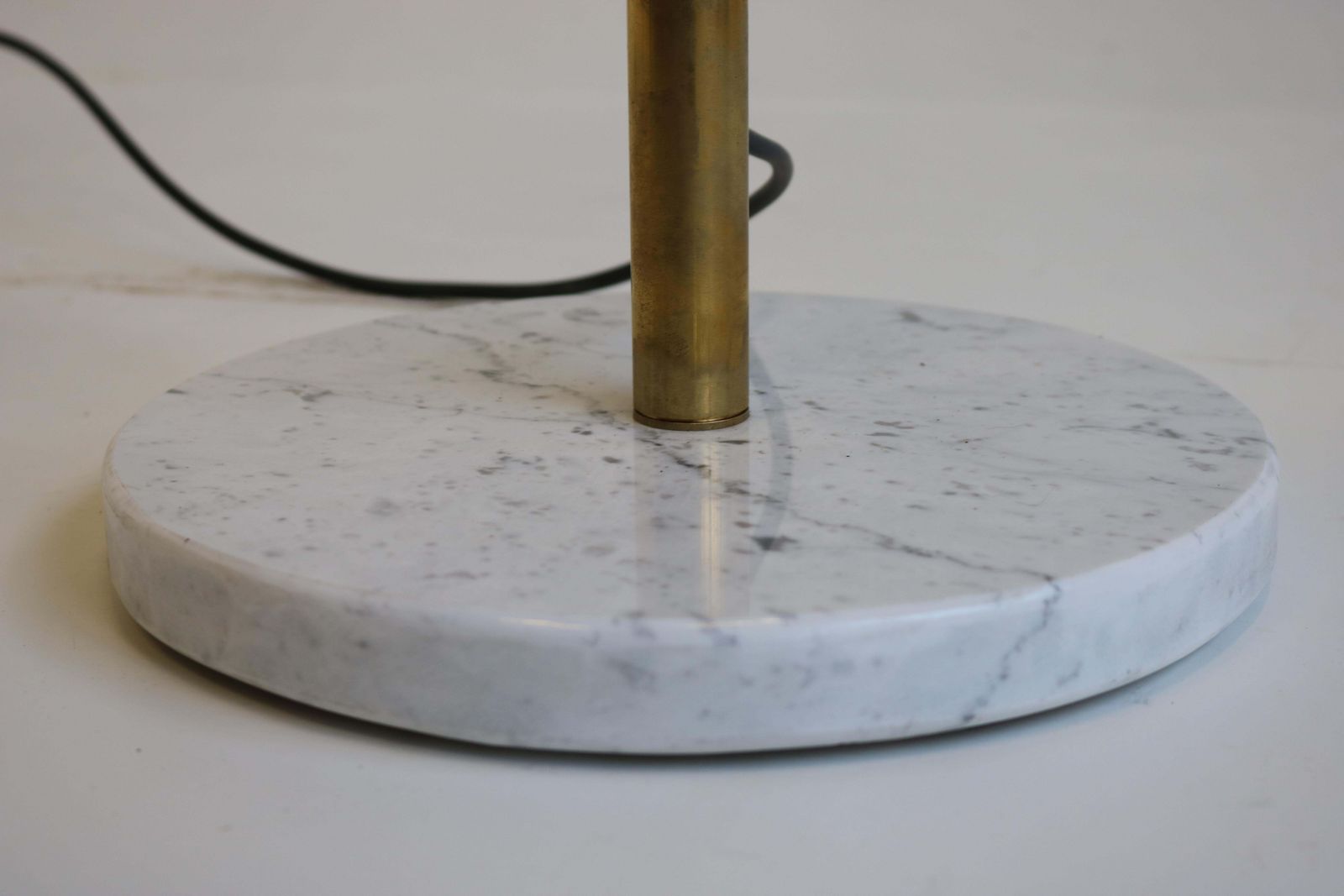 Mid Century 1950 Stilnovo Style Floor Lamp Carrara Marble Brass Black 1950 Retro photo vinterior